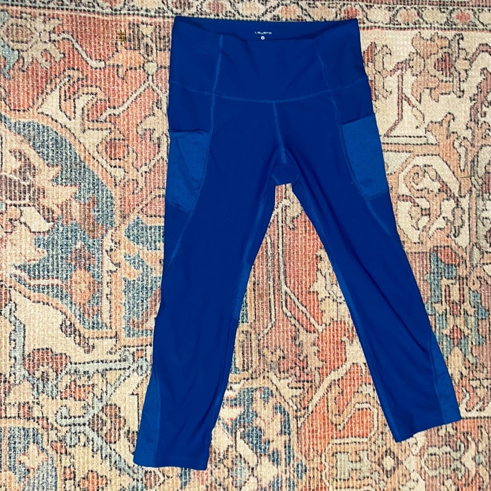 BLUE cropped breathing leggings with side POCKETS. NEW condition. size SMALL